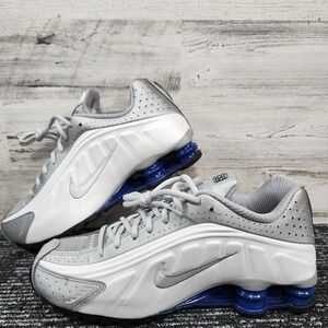 Nike Shox R4 Sneakers Mens 9 Metallic Silver White Deep Royal Blue HQ1988-102‎